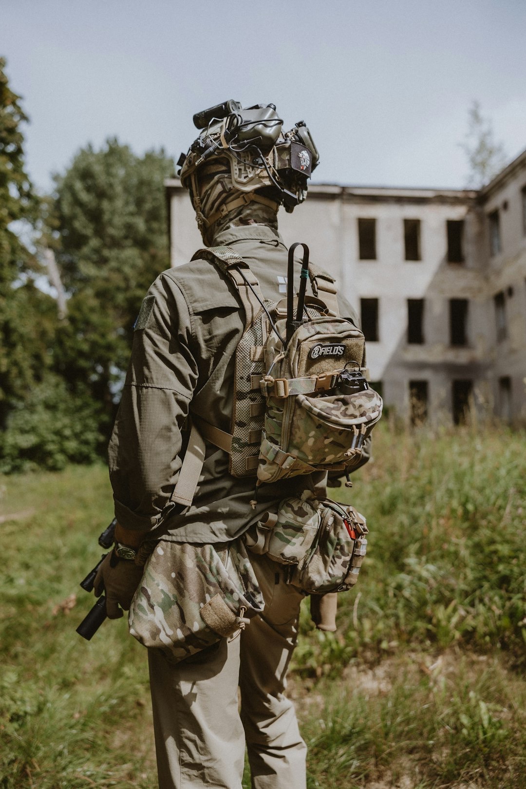 Soldat von hinten vor Gebäude