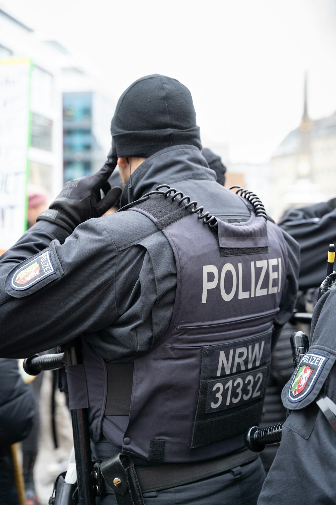 Polizist von hinten