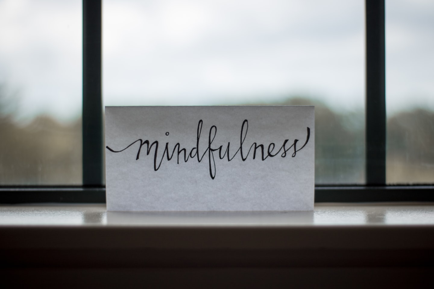 Mindfulness auf Karte vor einem Fenster